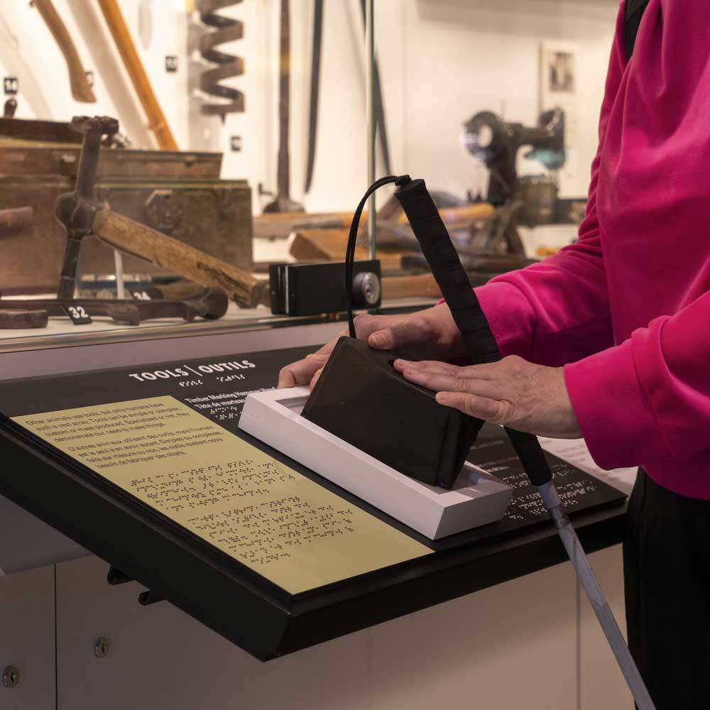 The tactile station will enable visually-impaired visitors to discover the texts and make a mental image of the objects presented