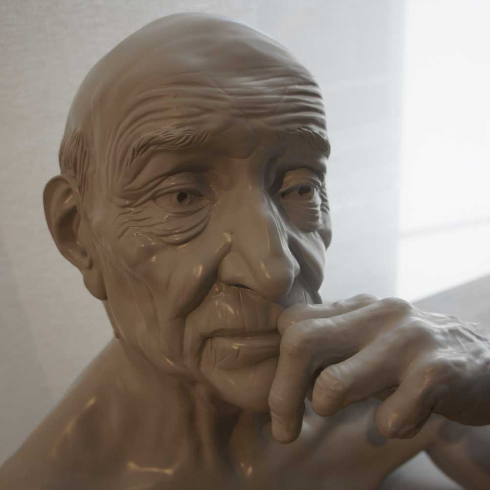 Une sculpture représentant les effets du vieillissement