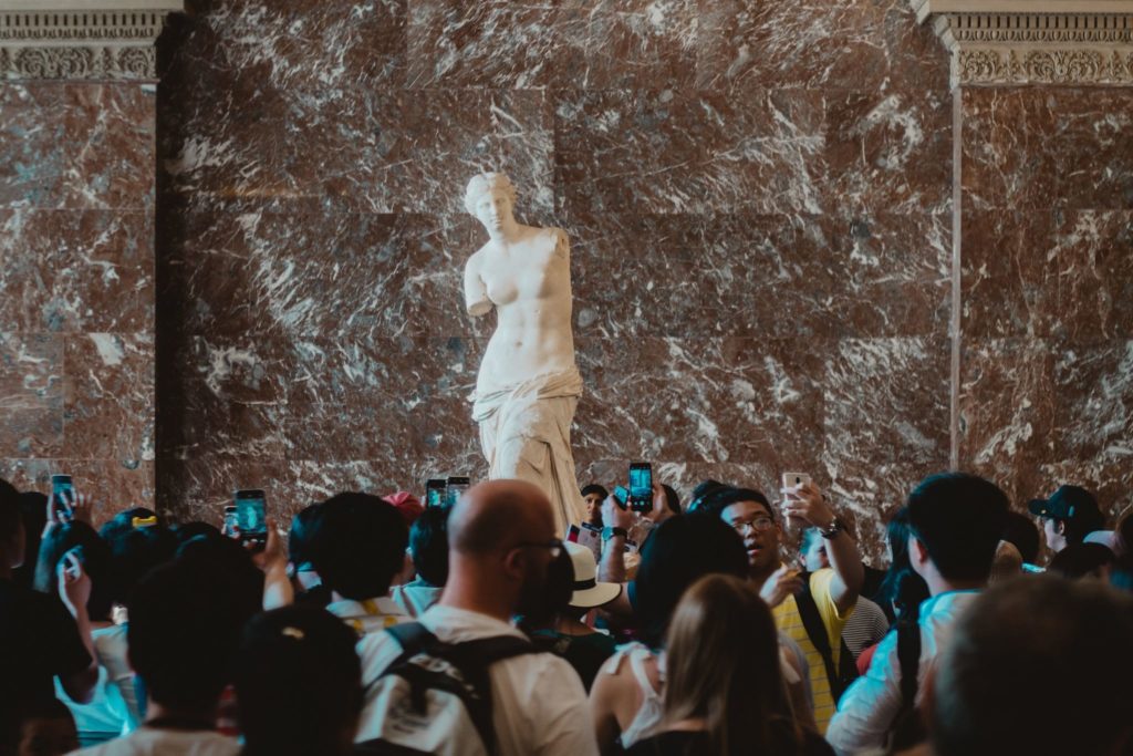 A dense crowd in front of a work of art: a very "pre-covid" image