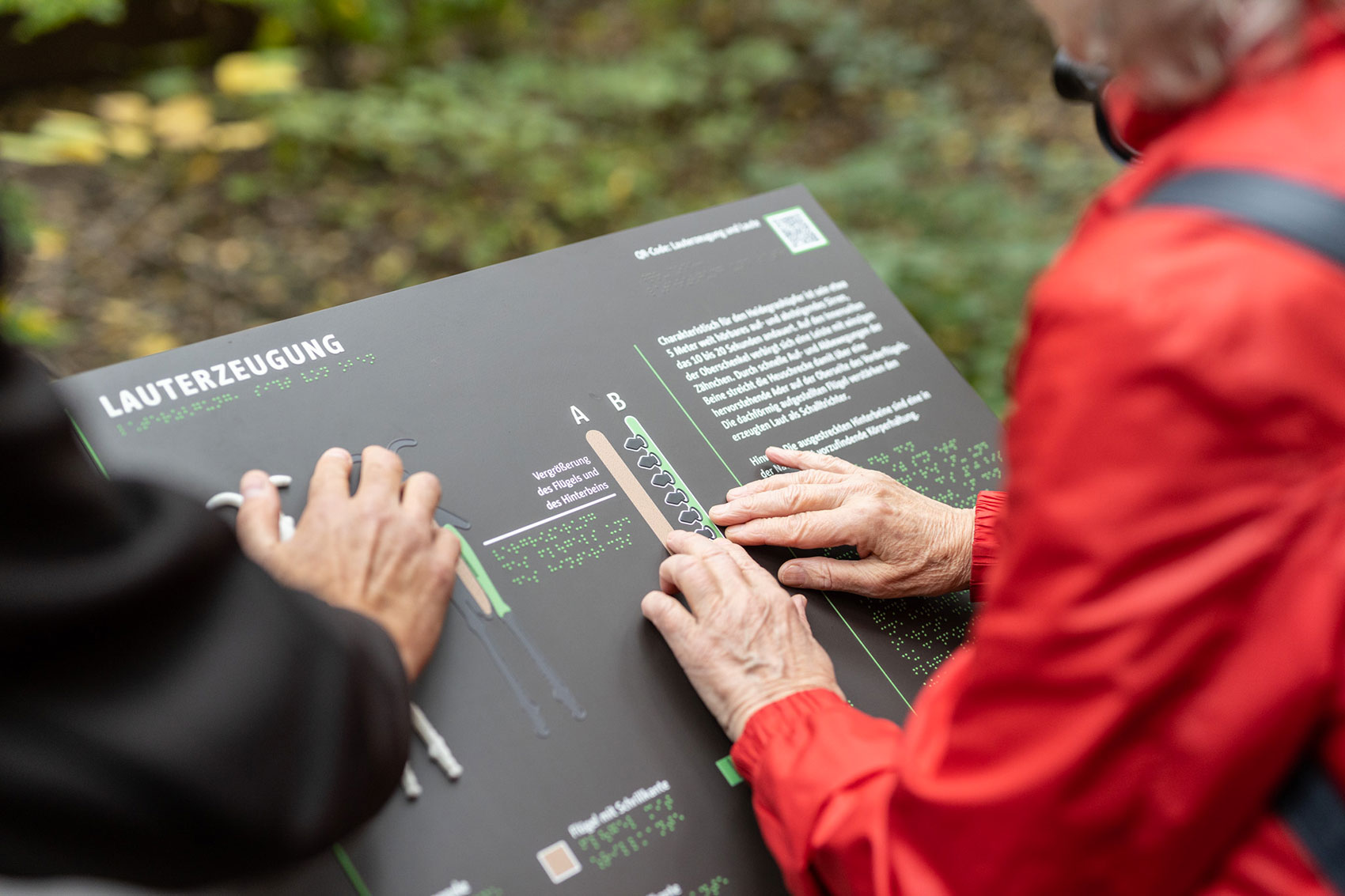 Des visiteurs en train de toucher une des stations tactiles - © Grün Berlin / Frank Sperling