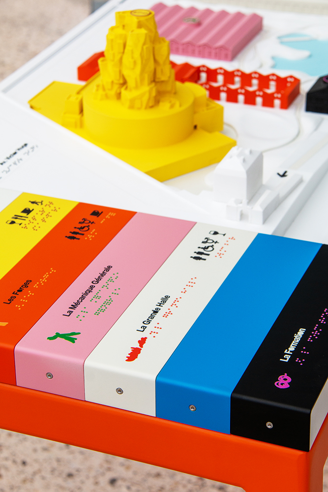 Der erste Teil der Stationen präsentiert die verschiedenen Räume dank der nach Farben geordneten Etiketten - © Tactile Studio
