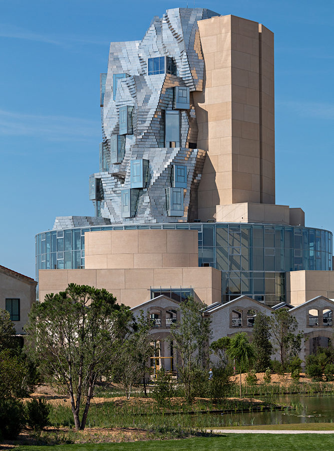 Der beeindruckende Luma Turm des amerikanischen Architekten Frank Gehry - © Tactile Studio