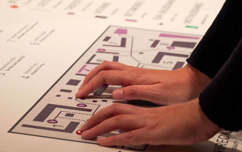 Un visiteur découvre l'ensemble de l'exposition grâce à un plan d'orientation tactile - © Tactile Studio