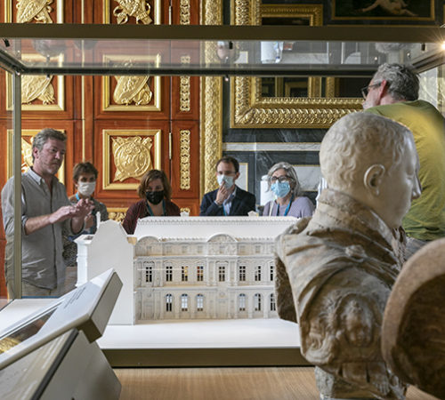 Les équipes du Louvre et de Tactile Studio réunies lors de l'installation de la maquette architecturale - © Laurent Julliand / Contextes