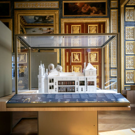 Cette console ‘sensitive’ permet aux visiteurs d'interagir avec les différentes pièces du palais grâce à un éclairage interactif - © Laurent Julliand / Contextes