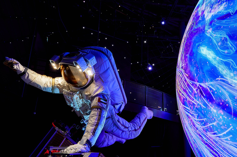 Image présentant l’installation "Astronaut" au sein du Pavillon Mobilité. Une station tactile rend cette scénographie accessible à tous.tes - © Expo 2020 Dubaï