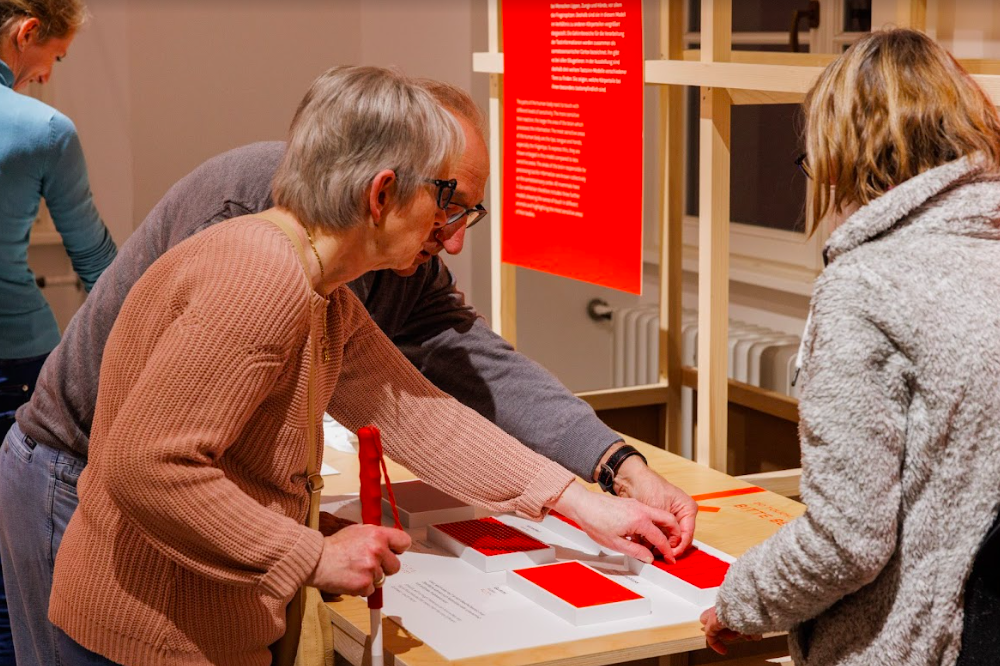 Visiteur malvoyant découvrant une multitude de textures tactiles le jour d'ouverture de l'exposition.