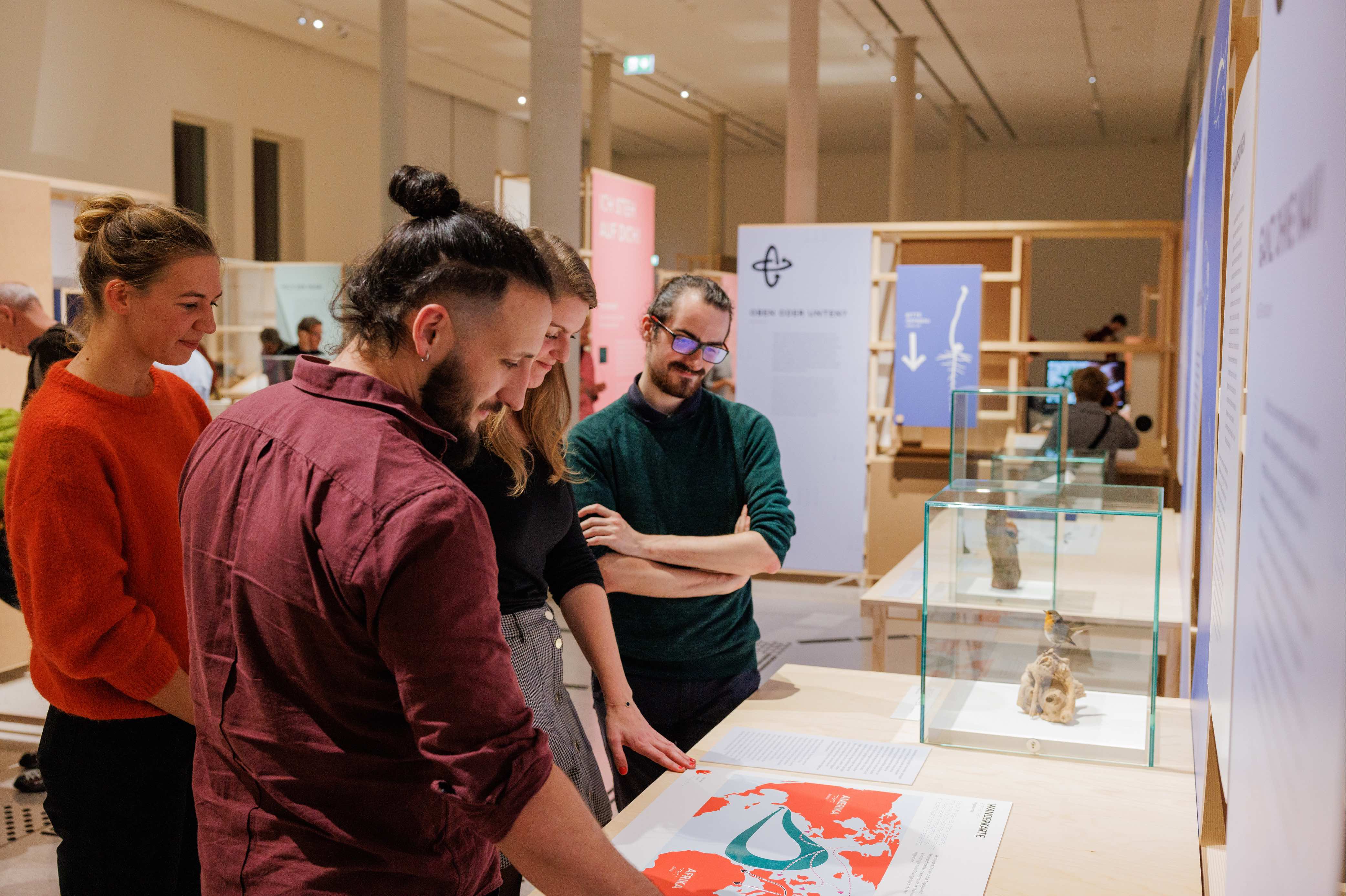 Das Team von Tactile Studio vor einem interaktiven Exponat bei der Eröffnung