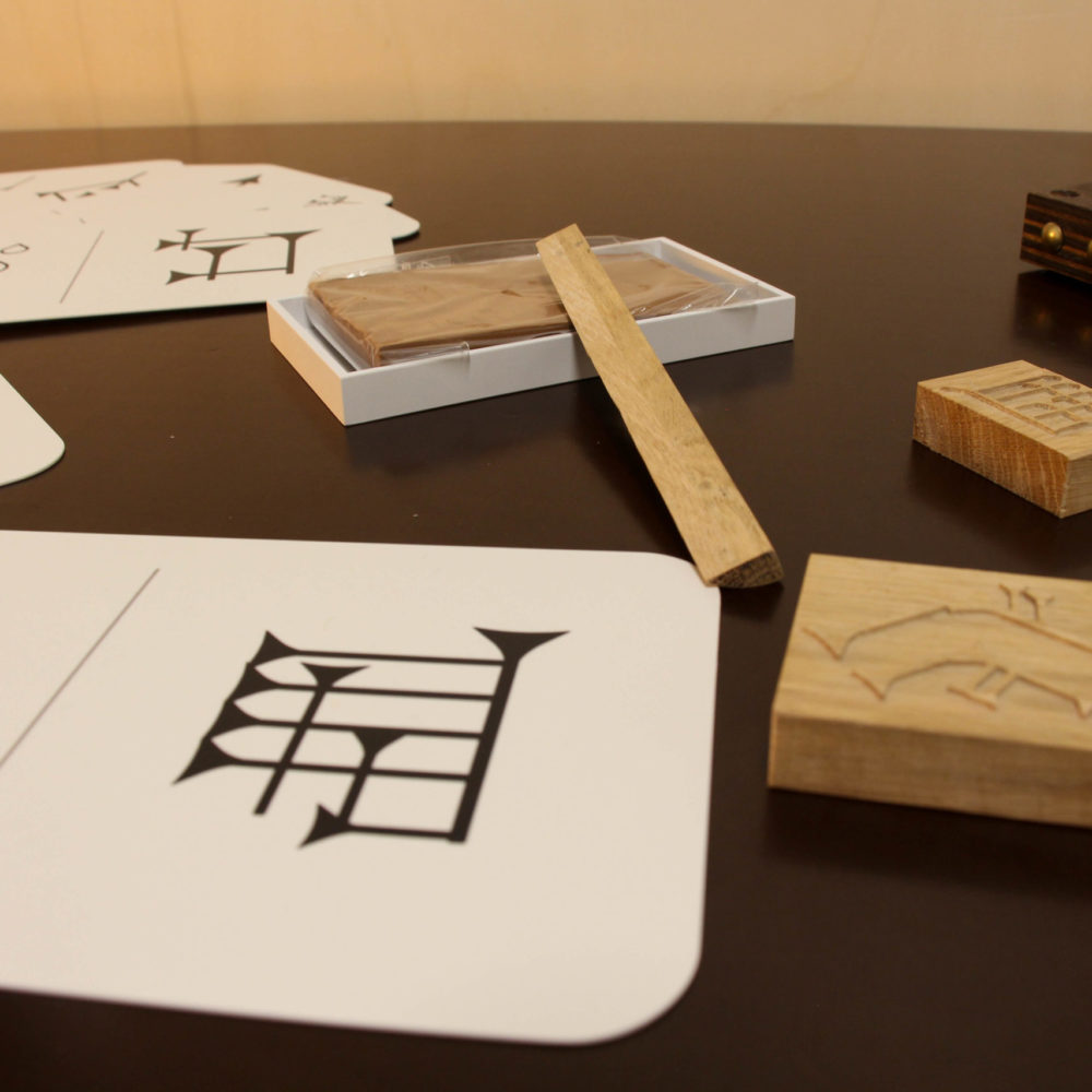 IMG_4486 Jeu sur l'écriture cunéiforme, mallette sensorielle du ZNM. Crédits Tactile Studio.