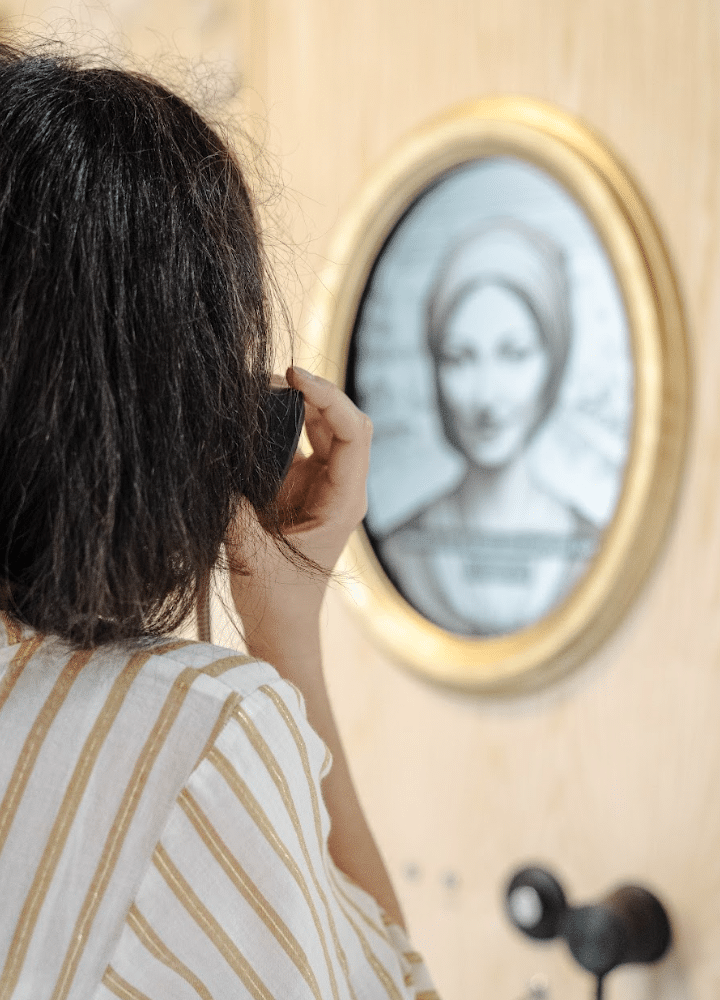 Les portraits parlants incarnent d’anciennes figures du quartier et créent un lien sensible avec les visiteurs contemporains. Crédits TS.