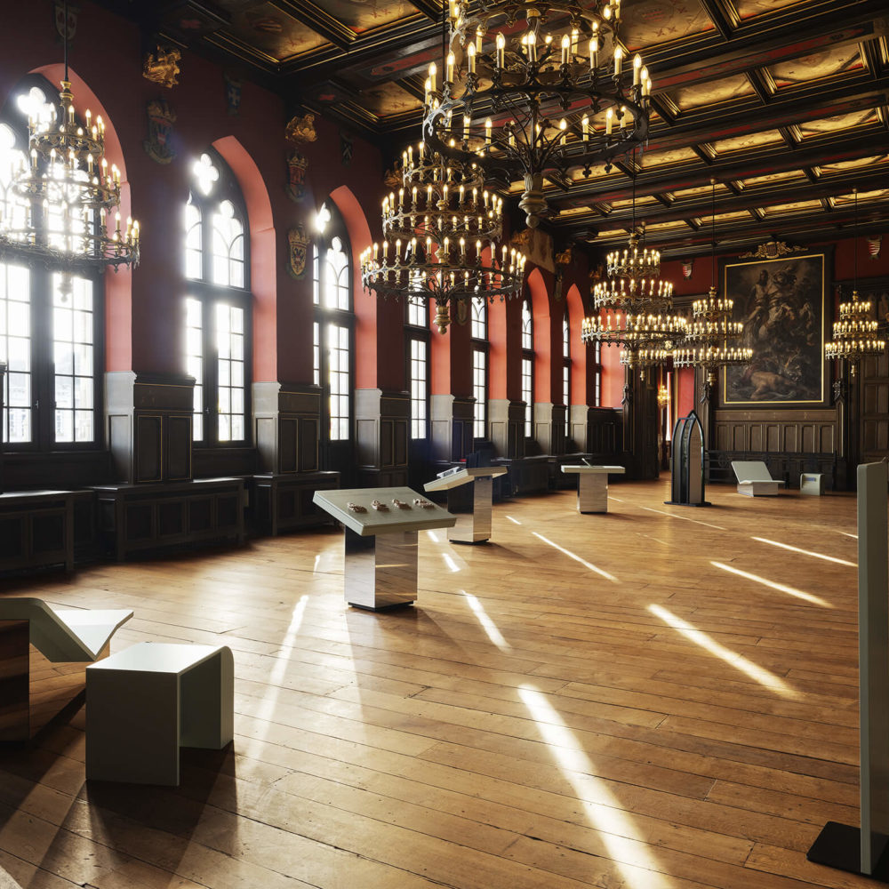 Salle gothique avec des manipes d'observation des blasons de la ville, de quatre modillons du plafond et de tableaux. Crédits Louis Matton