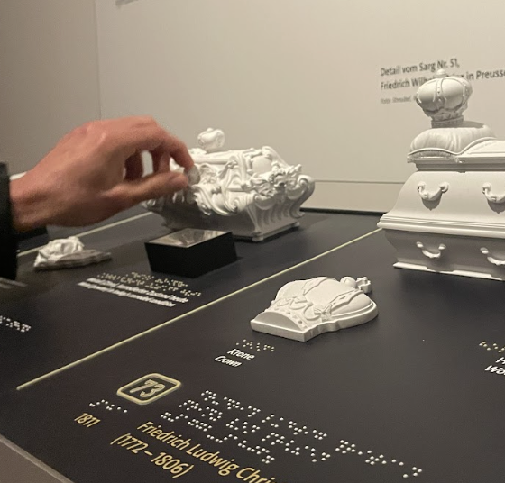 Detail von der inklusiven Taststation im Berliner Dom. Crédits A. Verdeil, Tactile Studio.