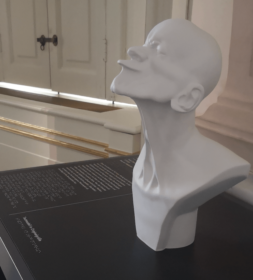 Station de médiation offrant une découverte tactile du travail de Messerschmidt. Crédits TS